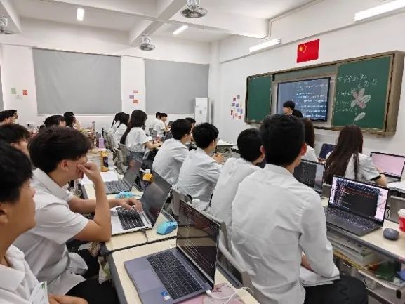 唯分?jǐn)?shù)論人才，所以才會(huì)對(duì)職業(yè)教育有偏見(jiàn)(圖4)